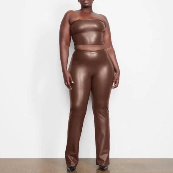SKIMS Faux Leather Seamed Boot Cut Pant in Cocoa Brown Sz L - Picture 1 of 7